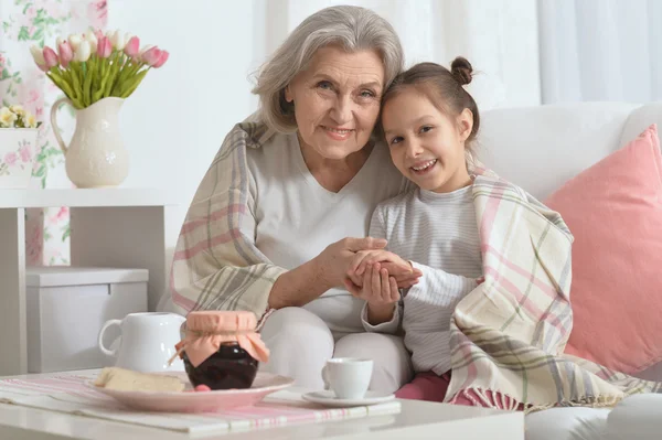 Starší žena s vnučkou s čajem — Stock fotografie