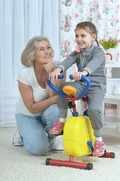 Kleine Enkelin beim Sport — Stockfoto