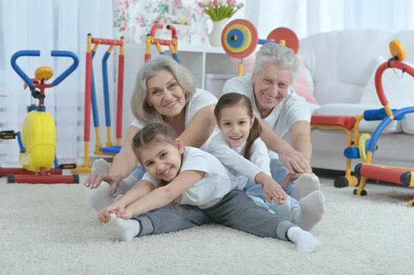 Far-och morföräldrar och barnbarn gör övning — Stockfoto