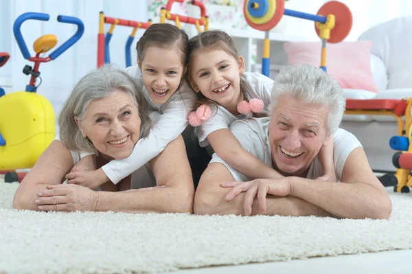 Far-och morföräldrar och barnbarn gör övning — Stockfoto