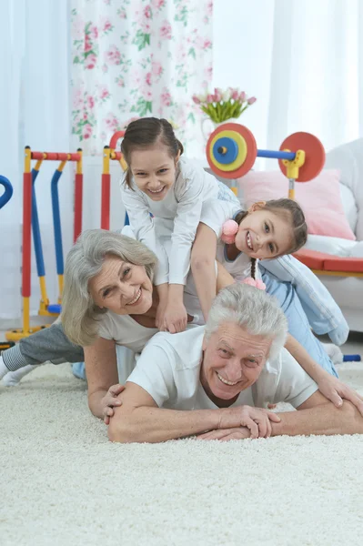 Far-och morföräldrar och barnbarn gör övning — Stockfoto