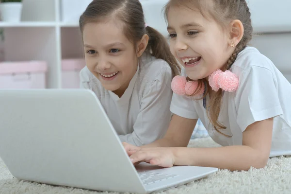 Meninas olhando para laptop — Fotografia de Stock