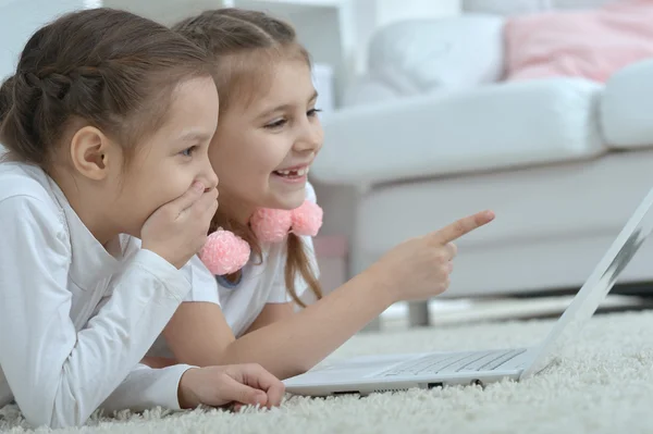 Kleine Mädchen schauen auf Laptop — Stockfoto