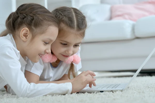 Holčičky, při pohledu na notebook — Stock fotografie