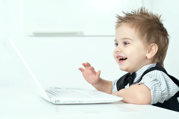 Menino usando laptop — Fotografia de Stock