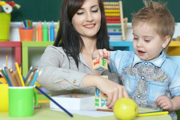 Küçük çocuk annesi ile oynama — Stok fotoğraf