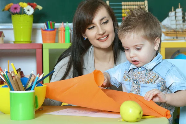 Kleiner Junge zeichnet mit Mutter — Stockfoto