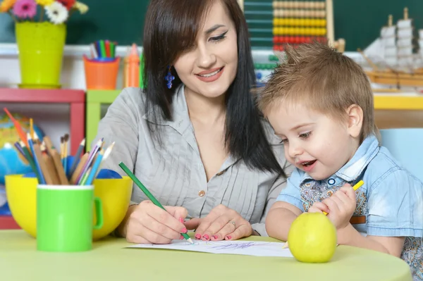 Kleiner Junge zeichnet mit Mutter — Stockfoto