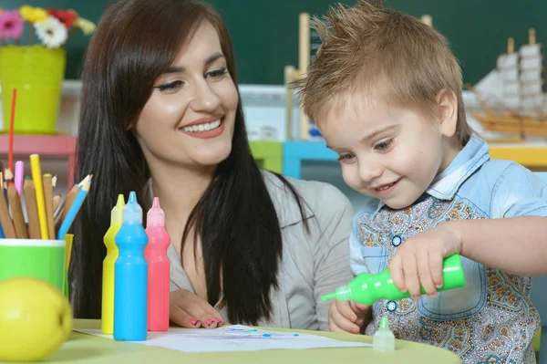 Kleiner Junge zeichnet mit Mutter — Stockfoto