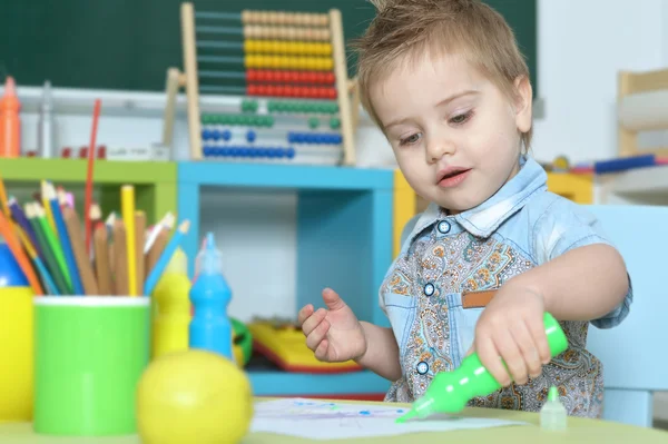 Söt liten pojke ritning — Stockfoto