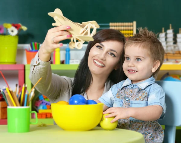 Kleiner Junge spielt mit Mutter — Stockfoto