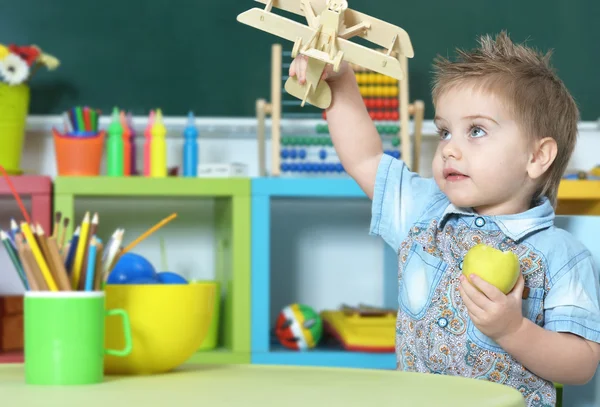 Kleiner Junge spielt mit Spielzeug — Stockfoto