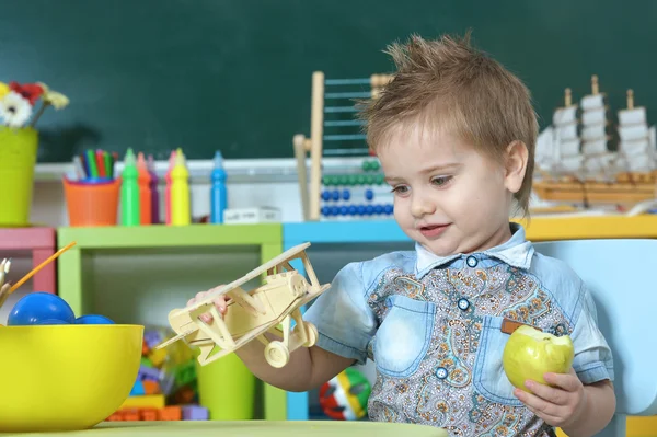 Pequeño niño jugando con juguete — Foto de Stock