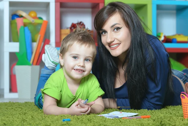 Jongetje met moeder thuis — Stockfoto