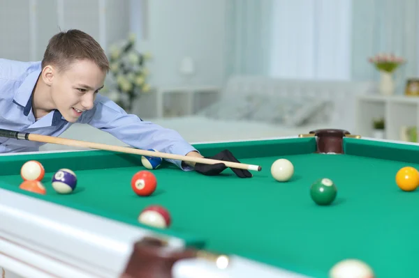 Menino bonito jogando bilhar — Fotografia de Stock