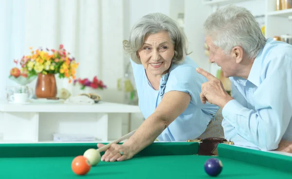 Пожилая пара играет в бильярд — стоковое фото