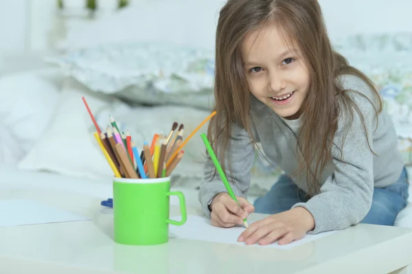 Маленька дівчинка малює вдома — стокове фото