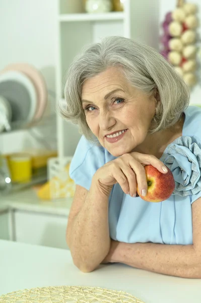 Rijpe vrouw met verse appel — Stockfoto