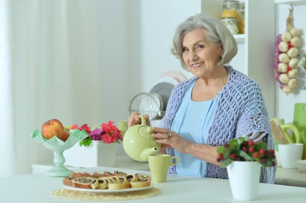 Mulher sênior com torta saborosa — Fotografia de Stock