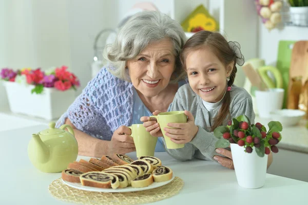 Senior vrouw met kleindochter met thee — Stockfoto