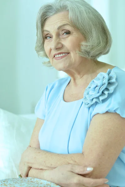 Portret van mooie oude vrouw — Stockfoto