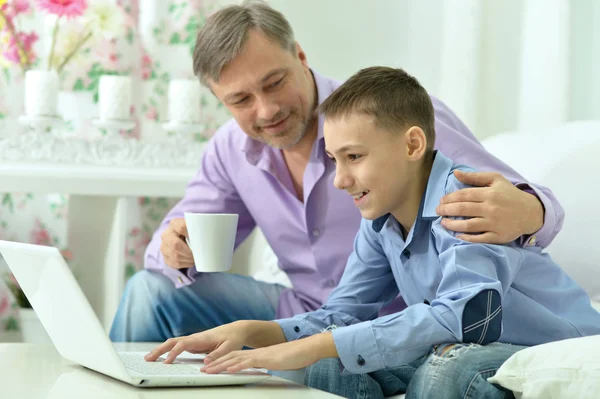 Vader en zoon met laptop — Stockfoto