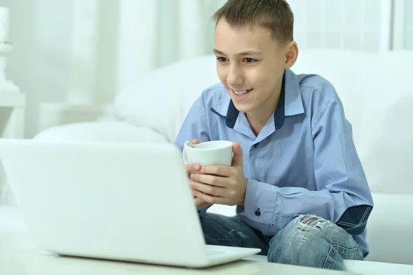 Молодой мальчик и ноутбук — стоковое фото