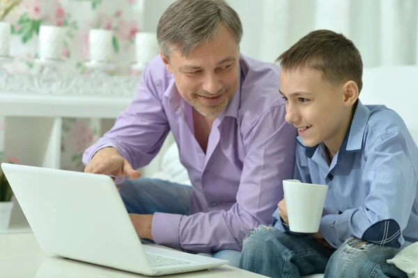 父亲和儿子用的笔记本电脑 — 图库照片