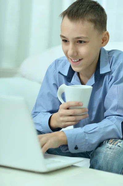 Jovem menino e laptop computador — Fotografia de Stock