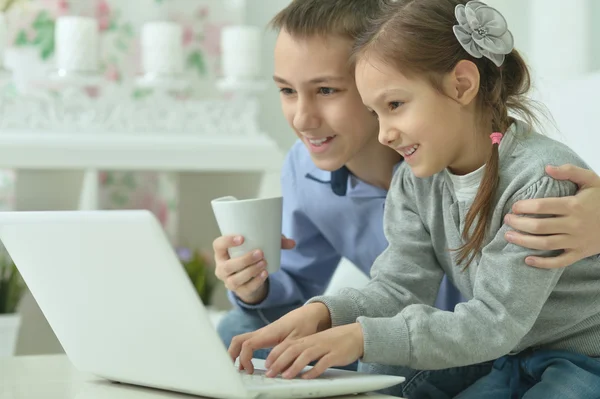 Kinderen met laptop thuis — Stockfoto