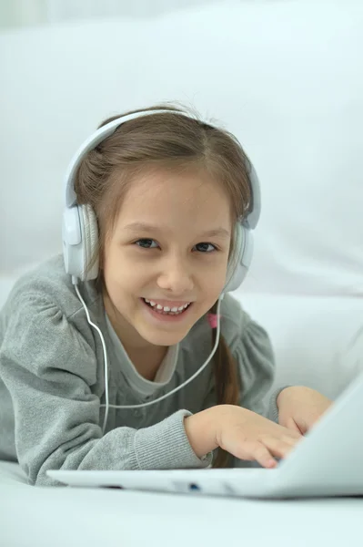 Sorridente bambina con computer portatile — Foto Stock