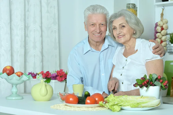 Senior man och kvinna i köket — Stockfoto