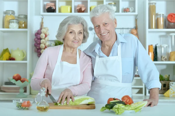 Homem sênior e mulher na cozinha — Fotografia de Stock