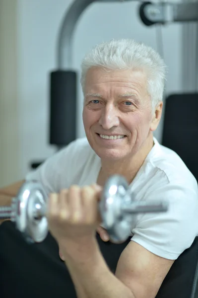 Äldre man i gym — Stockfoto