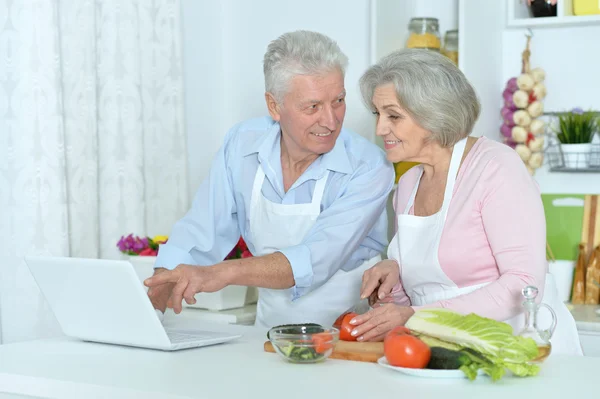 Hombre y mujer senior en la cocina — Foto de Stock