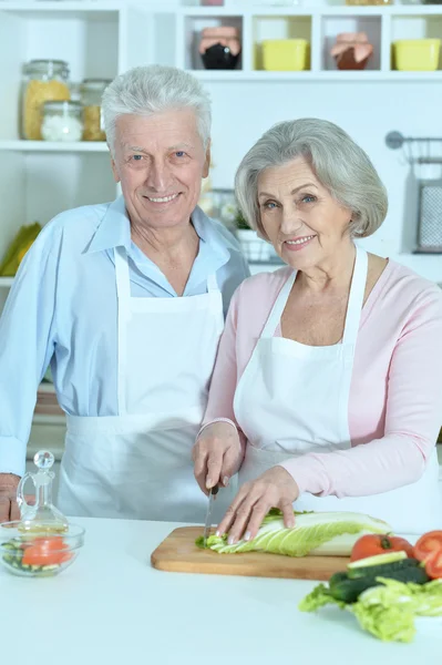 Старший мужчина и женщина на кухне — стоковое фото