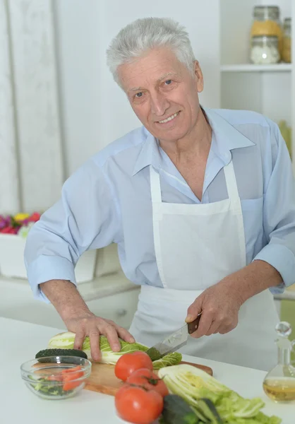 Senior man  in the kitchen — Stock Photo, Image