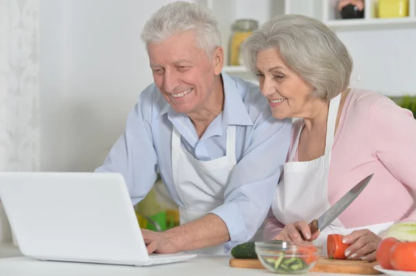 Hombre y mujer senior en la cocina — Foto de Stock