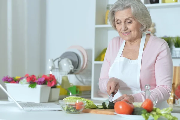 Ηλικιωμένη γυναίκα μαγειρεύει στην κουζίνα — Φωτογραφία Αρχείου
