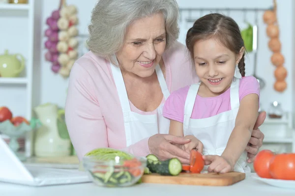 Senior woman with granddaughter cooking — Stock Photo, Image
