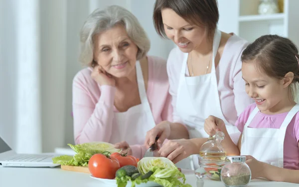 Yaşlı anne ve genç kızı mutfakta — Stok fotoğraf