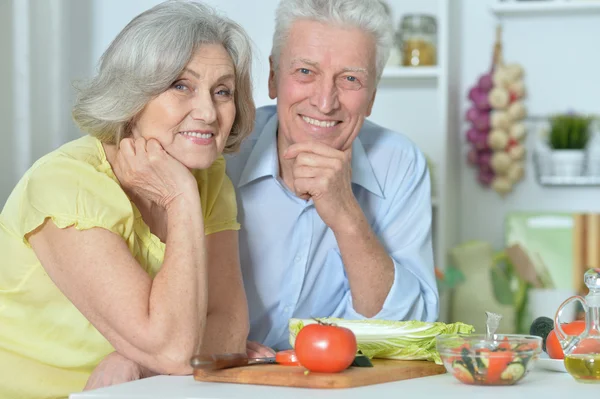 Hombre y mujer senior en la cocina — Foto de Stock