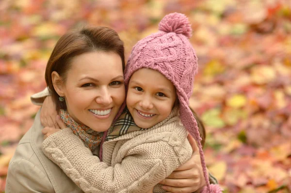 Mor med dotter i höstparken — Stockfoto