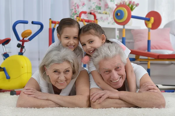 Far-och morföräldrar och barnbarn gör övning — Stockfoto