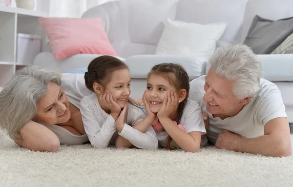 Casal sênior feliz com netos — Fotografia de Stock