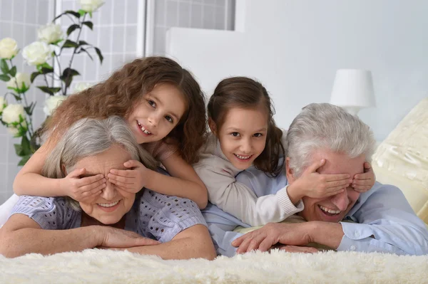 Feliz pareja de ancianos con nietos — Foto de Stock