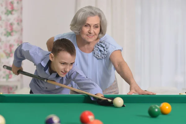 Mujer jugando billar con nieto —  Fotos de Stock