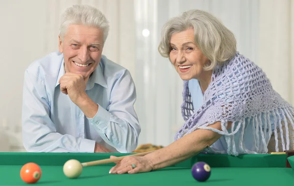 Gamla par spelar biljard — Stockfoto