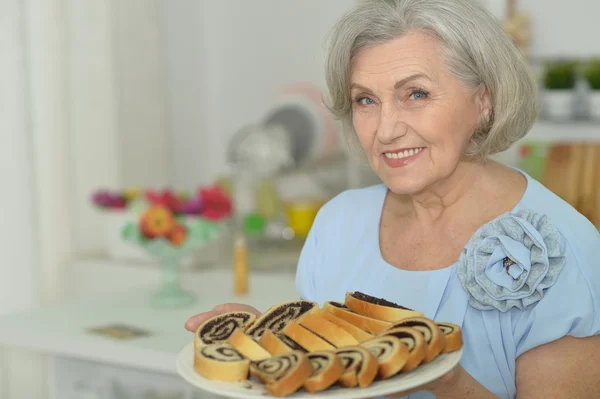 Senior vrouw met lekkere taart — Stockfoto