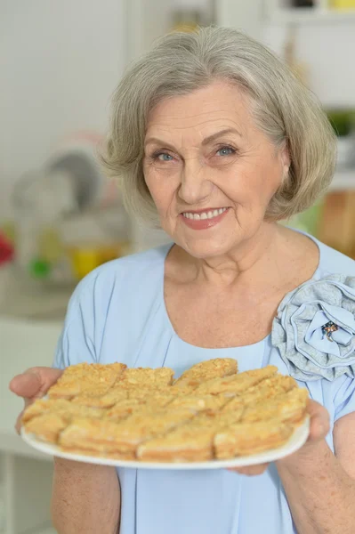 Senior woman with tasty pie — Stock Photo, Image